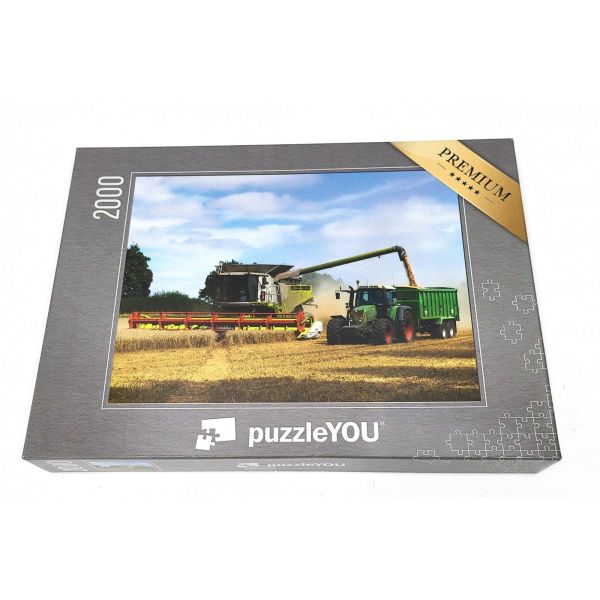 puzzleYou „Mähdrescher und Traktor bei der Arbeit auf einem Weizenfeld“ - 2000 Teile