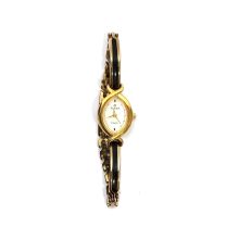 TITAN RAGA Uhr mit weißem Zifferblatt und goldenem Metallarmband