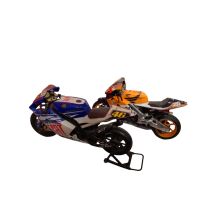 Yamaha YZR-M1 Valentino Rossi #46 und Honda Repsol Dani Pedrosa #26 Modell-Motorräder 2er Set 